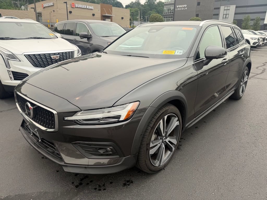 Certified 2025 Volvo V60 B5 Cross Country Plus AWD/4WD image 1