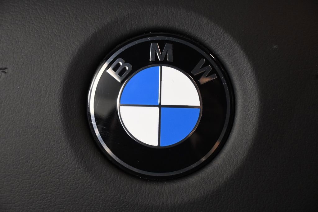 Used 2023 BMW 540i w/ Convenience Package image 39