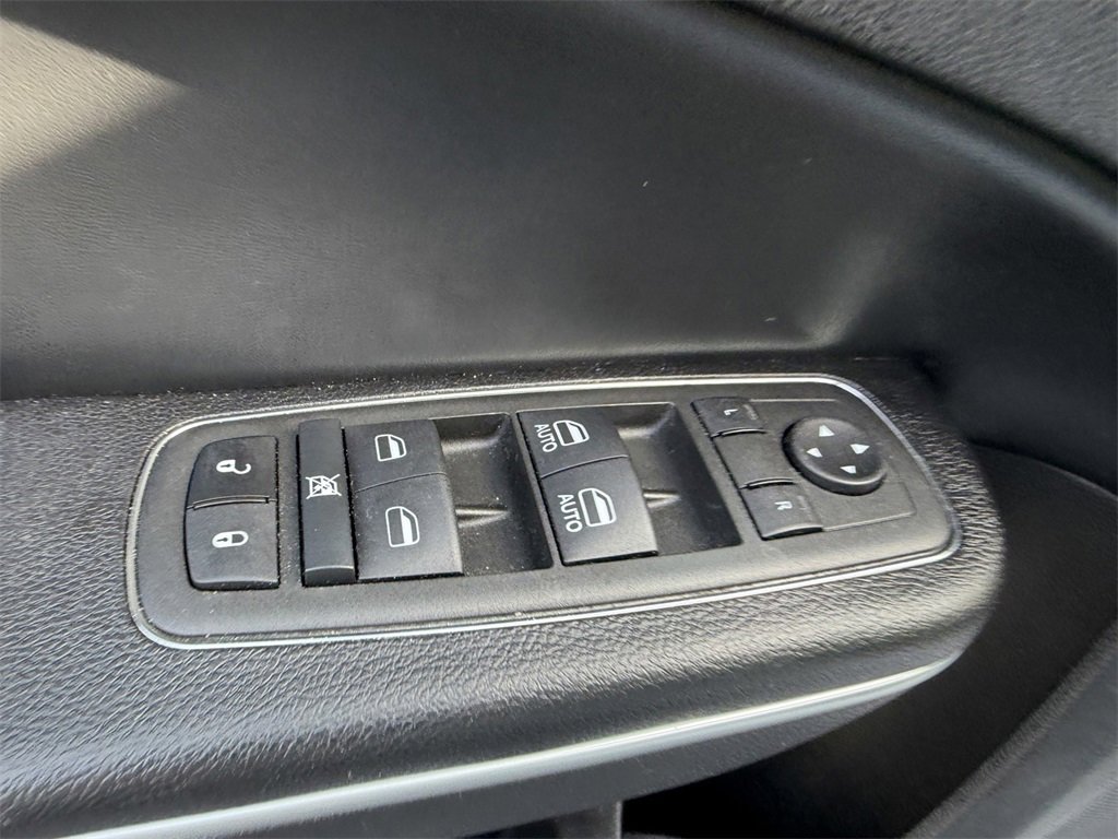 Used 2022 Chrysler 300 Touring w/ Sport Appearance Package image 19