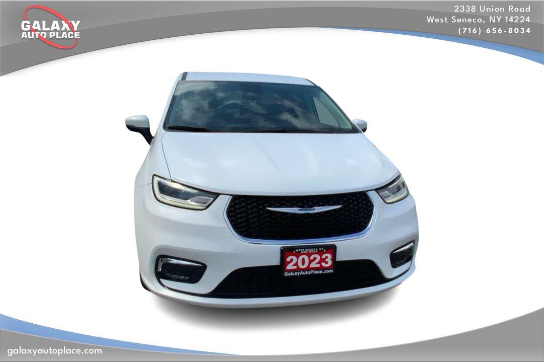 Used 2023 Chrysler Pacifica Touring-L FWD image 3