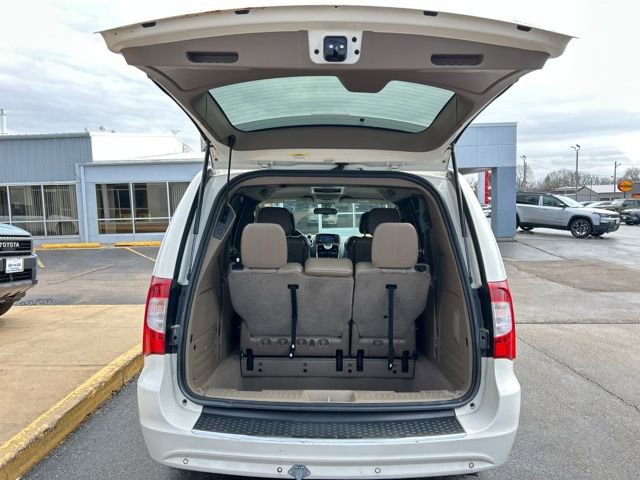 Used 2012 Chrysler Town & Country Limited image 11