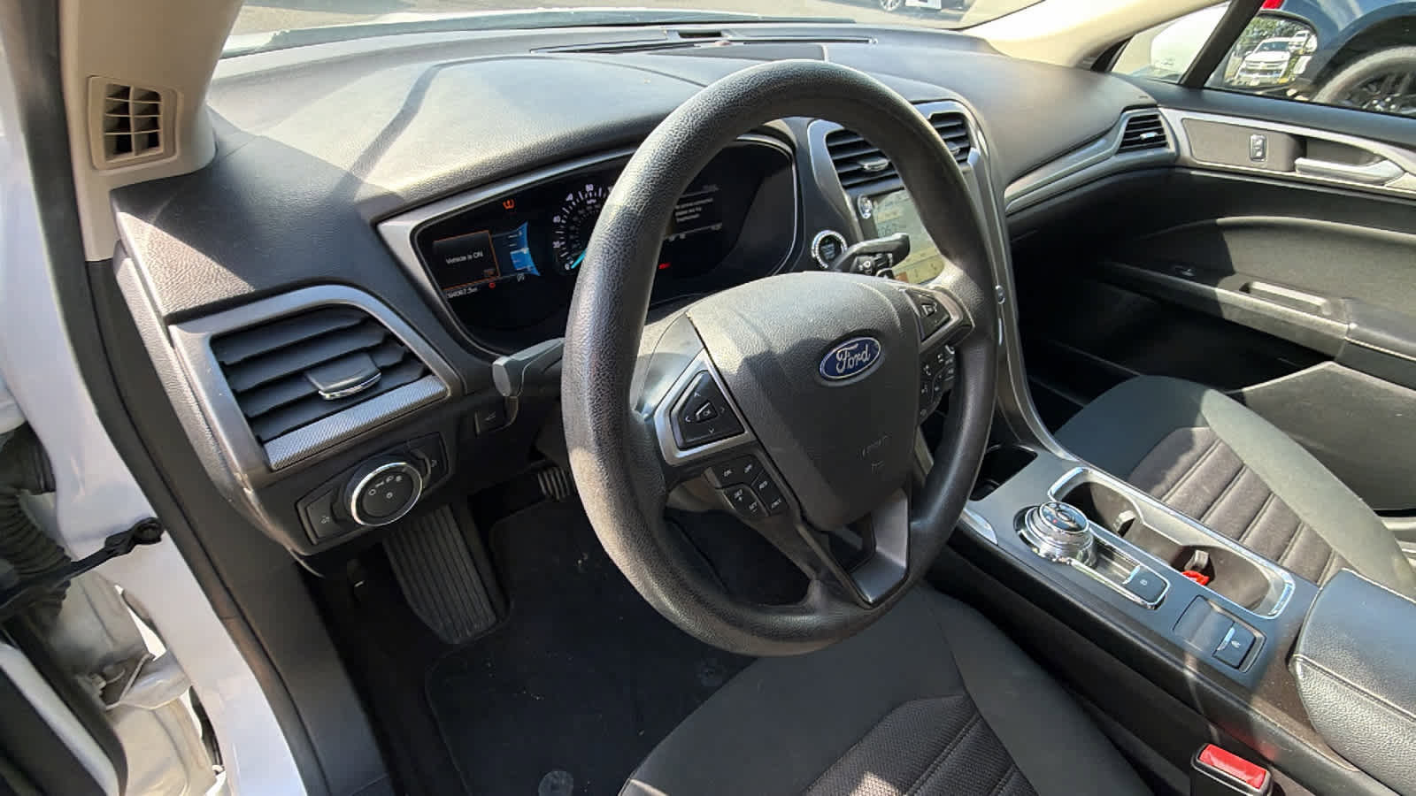 Used 2018 Ford Fusion SE w/ Fusion SE Technology Package FWD image 10