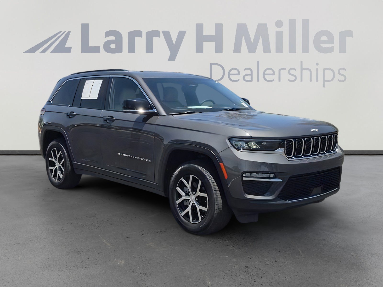 Used 2025 Jeep Grand Cherokee Limited w/ Trailer Tow Package AWD/4WD image 8
