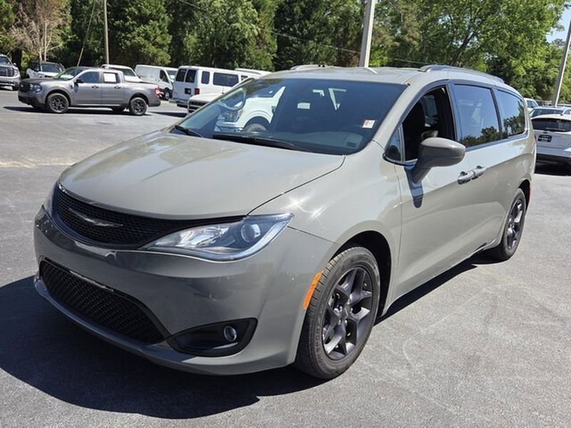 Used 2020 Chrysler Pacifica Touring-L Plus FWD image 3