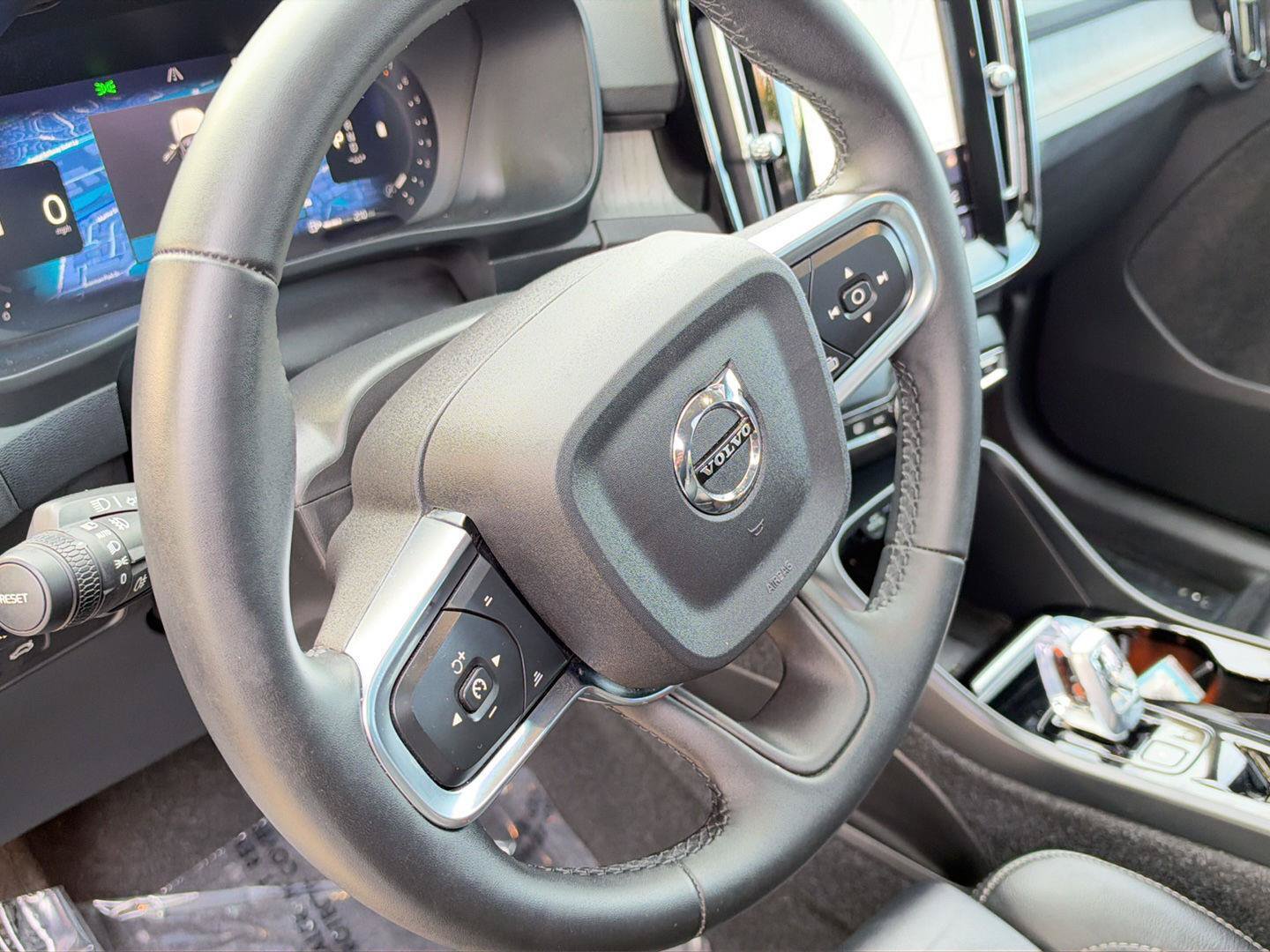 Used 2023 Volvo XC40 B5 Plus w/ Driver Assist Package AWD/4WD image 14