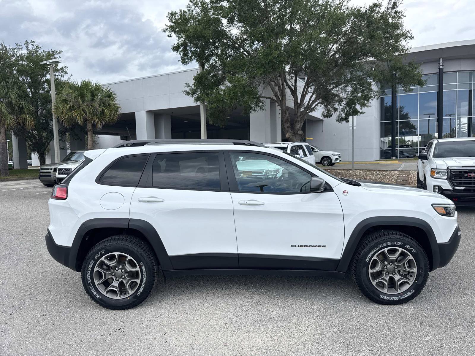 Used 2020 Jeep Cherokee Trailhawk AWD/4WD image 2