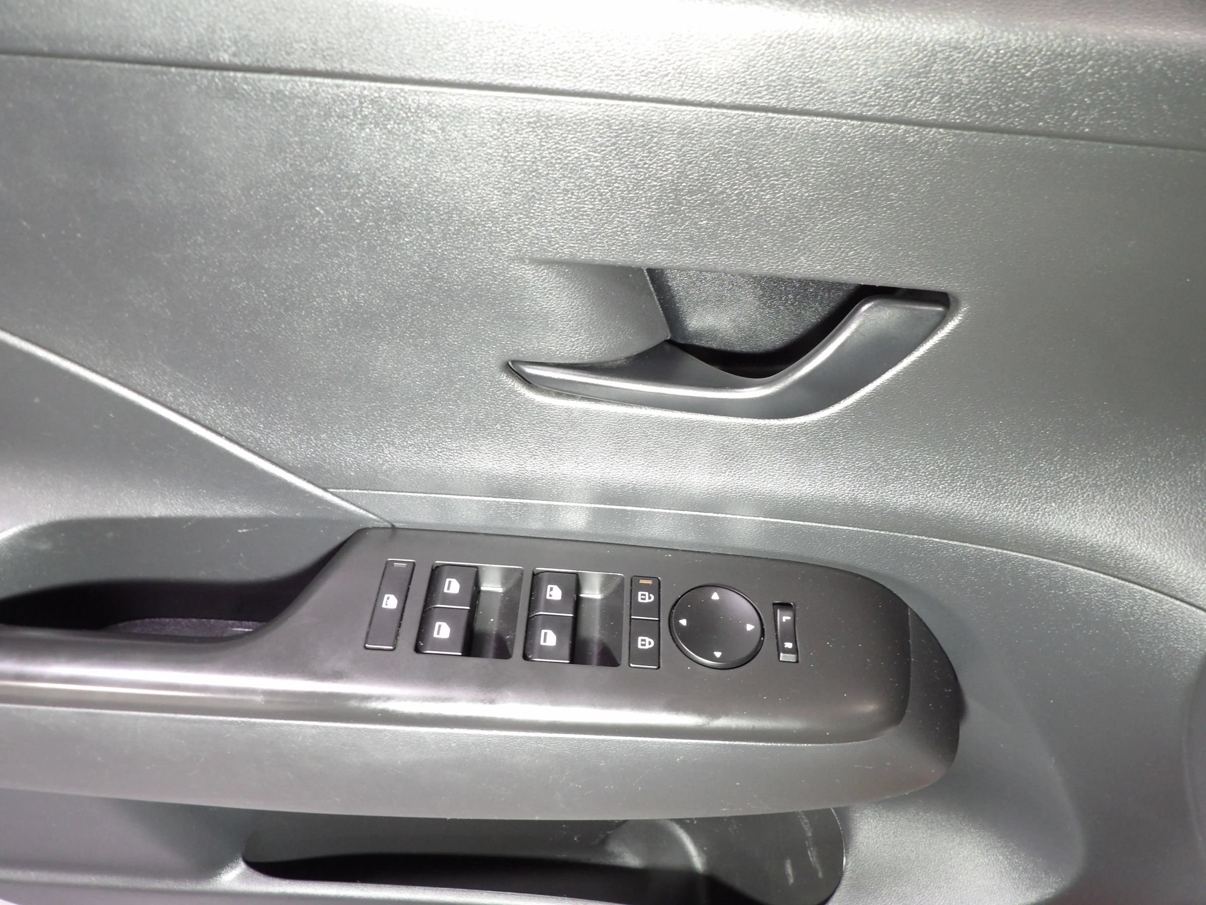 Used 2025 Hyundai Kona SE FWD image 8
