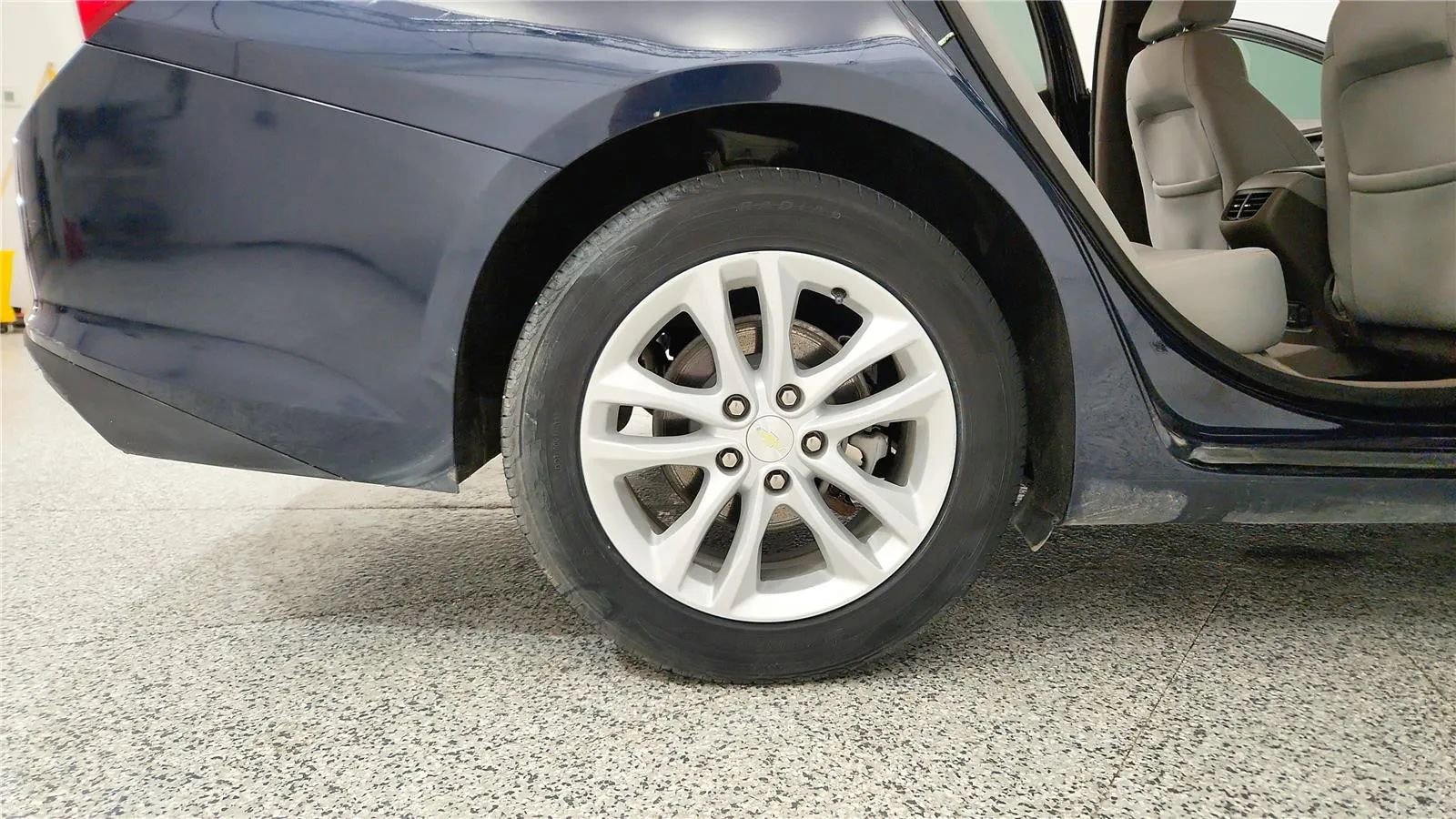 Used 2018 Chevrolet Malibu Hybrid w/ Driver Confidence Package image 13