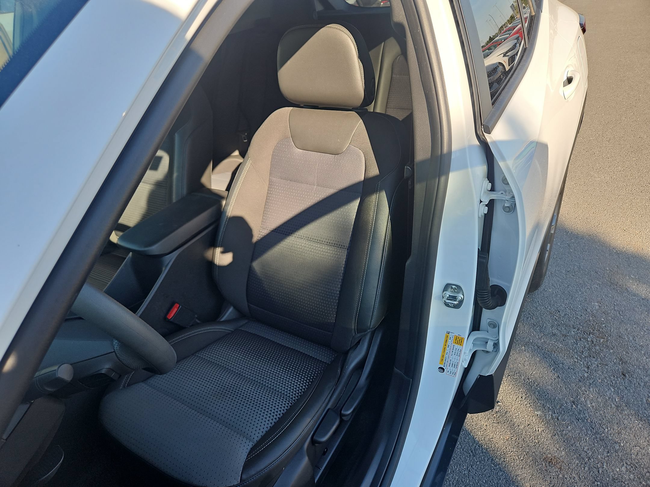 Used 2025 Chevrolet Trax LT FWD image 24