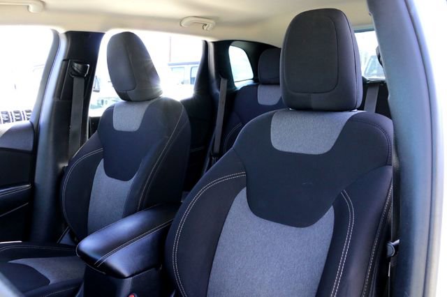 Used 2015 Jeep Cherokee Sport image 11