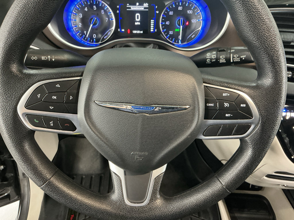 Used 2019 Chrysler Pacifica Touring Plus w/ Tire & Wheel Group FWD image 13