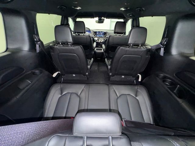 Used 2025 Chrysler Pacifica Select image 12
