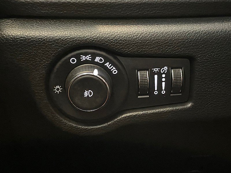 Used 2025 Chrysler Pacifica Pinnacle FWD image 24