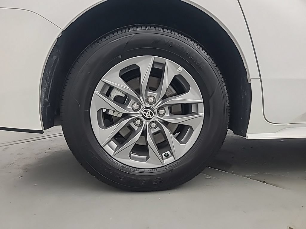 Used 2026 Toyota Sienna LE FWD image 12