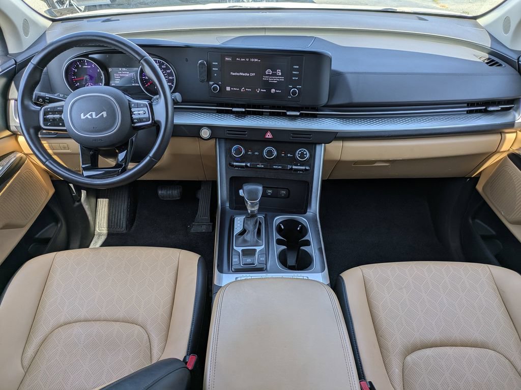 Used 2024 Kia Carnival LX FWD image 16