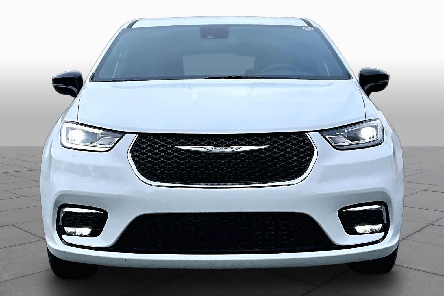 Used 2025 Chrysler Pacifica Select FWD image 4