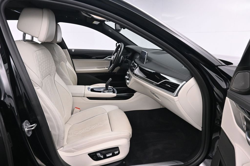 Used 2022 BMW 740i w/ M Sport Package RWD image 30