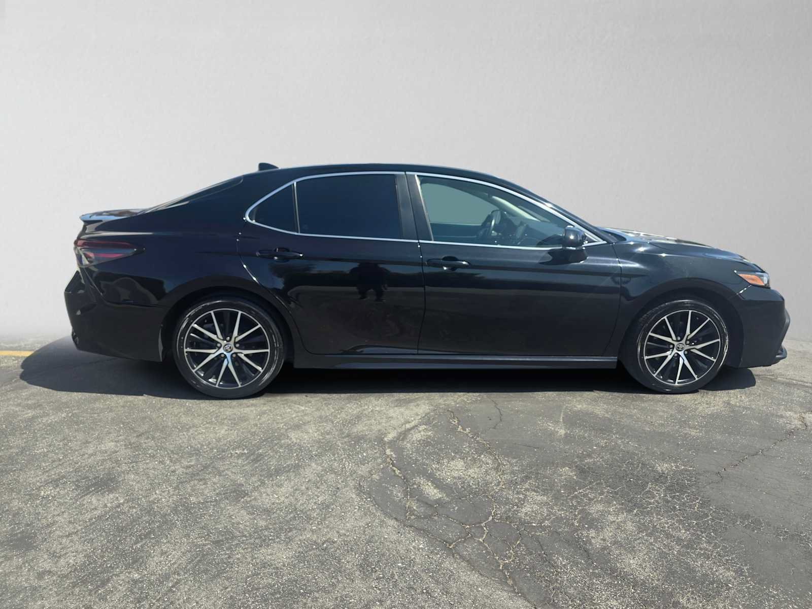 Used 2023 Toyota Camry SE FWD image 2