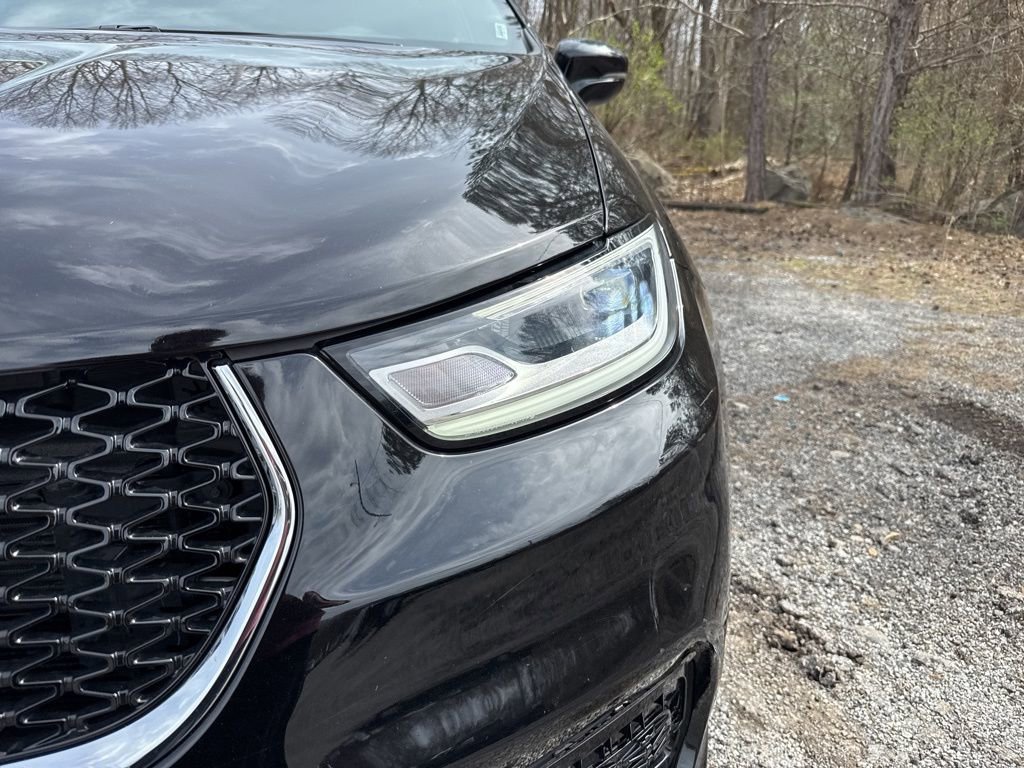 Used 2025 Chrysler Pacifica Select image 3