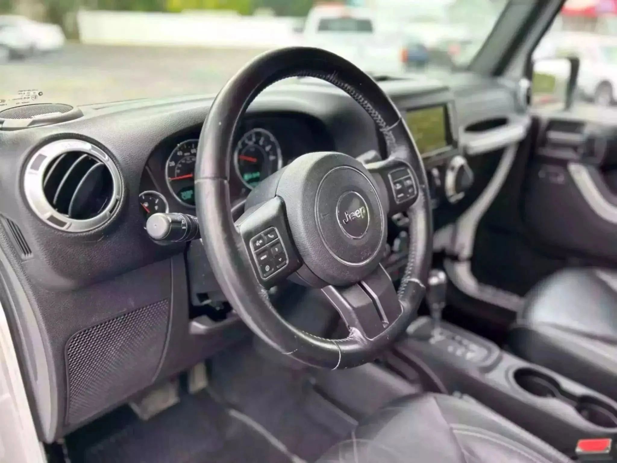 Used 2015 Jeep Wrangler Unlimited Sahara w/ Connectivity Group AWD/4WD image 10