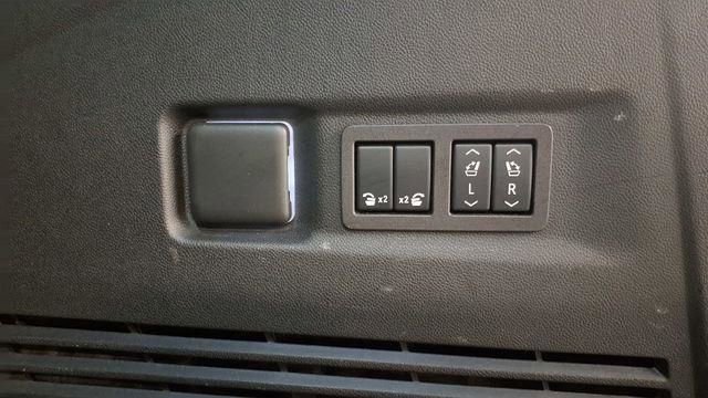 Used 2024 Chevrolet Suburban RST w/ Luxury Package image 24