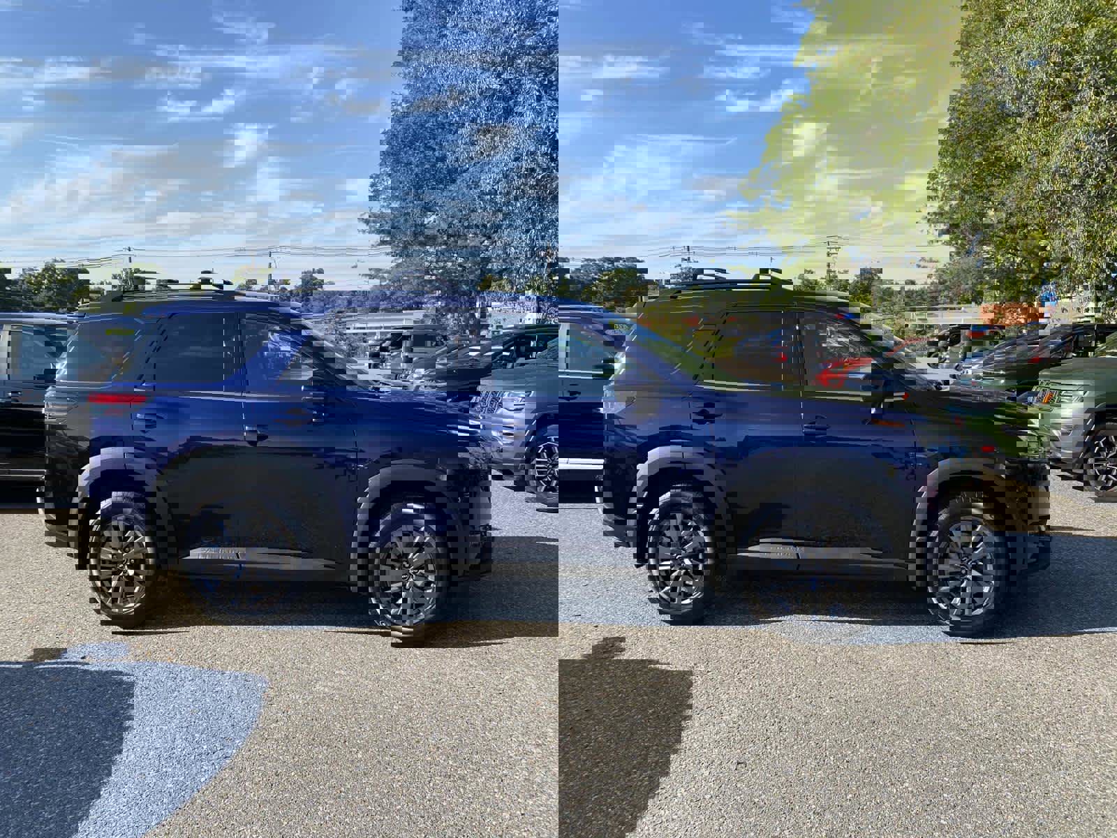 Used 2022 Nissan Pathfinder SV image 2