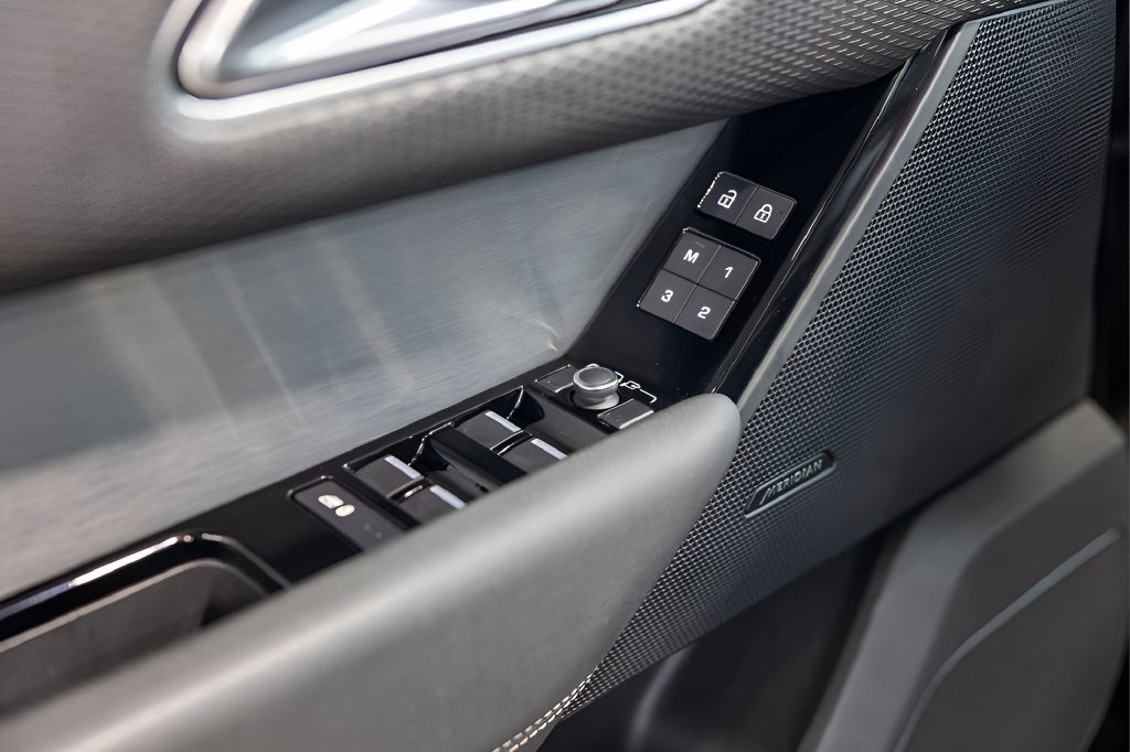 Used 2023 Land Rover Range Rover Velar R-Dynamic S AWD/4WD image 35