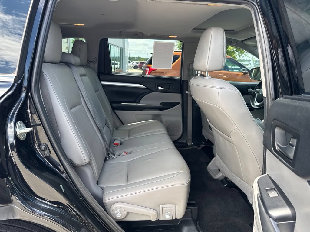 Used 2019 Toyota Highlander XLE FWD image 22