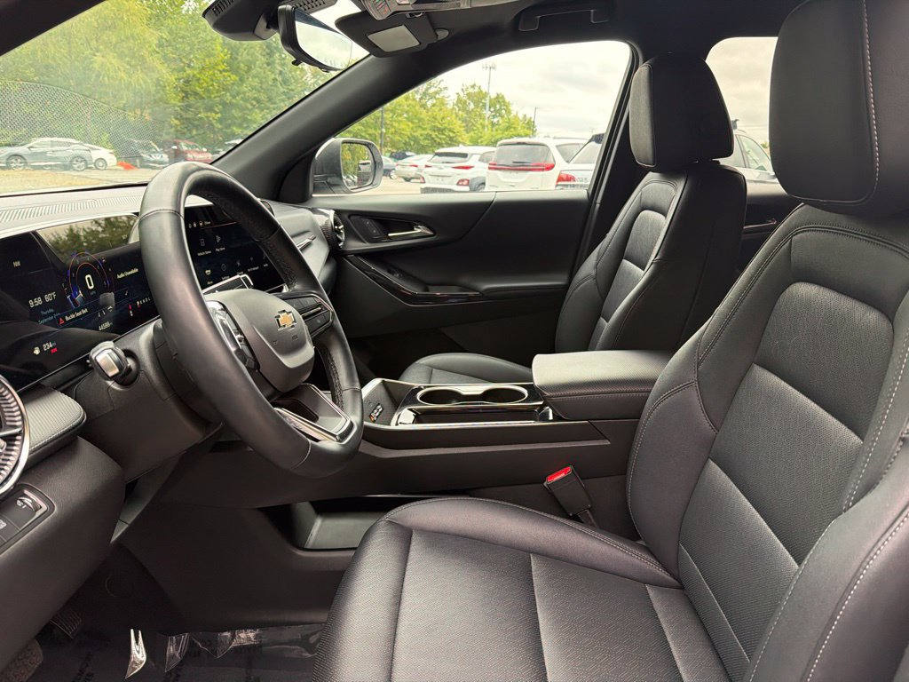 Used 2025 Chevrolet Equinox LT w/ Convenience Package II FWD image 9