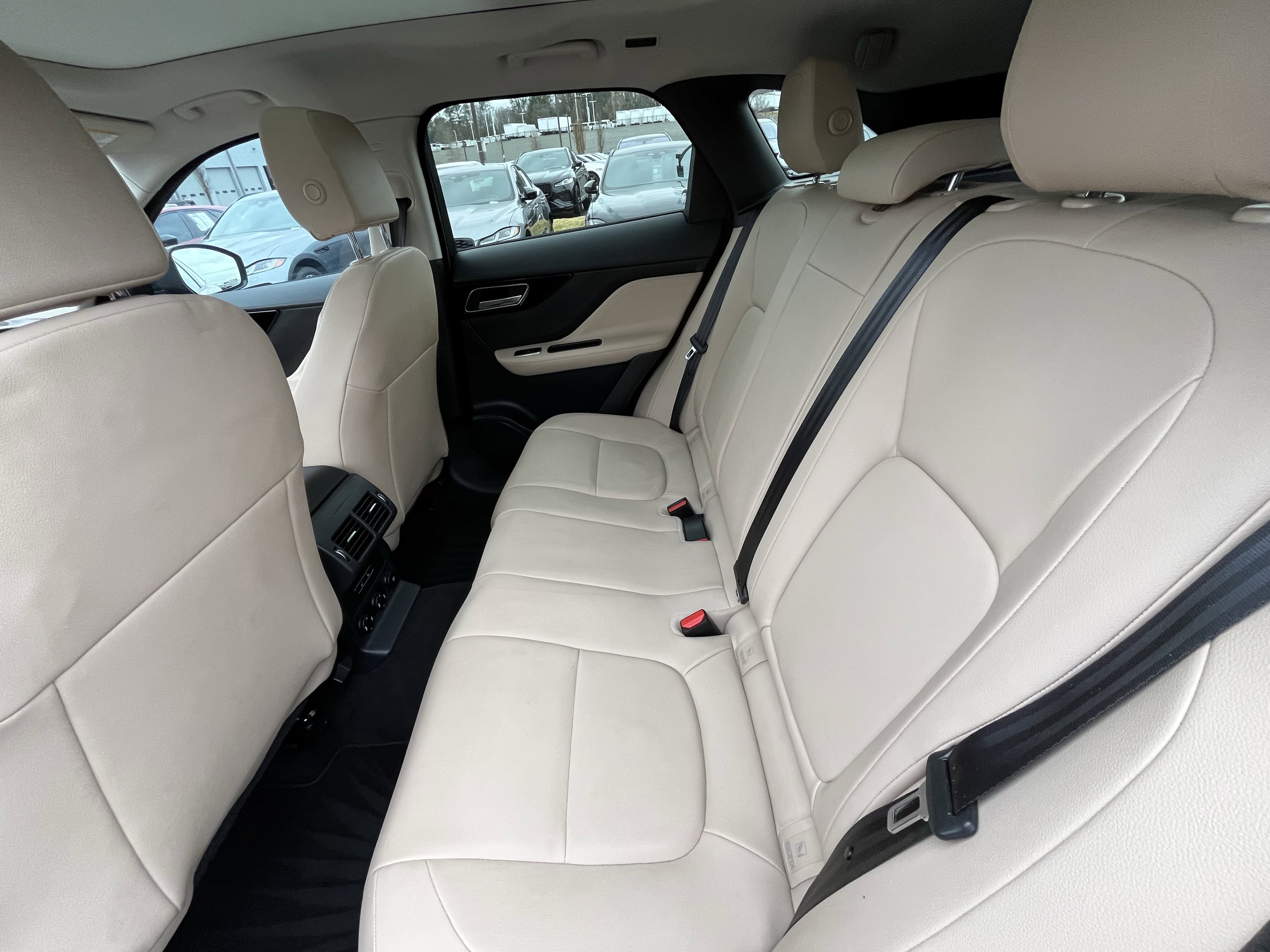 Used 2018 Jaguar F-PACE Premium image 32