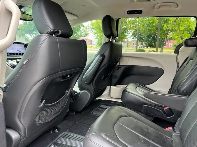 Used 2021 Chrysler Pacifica Touring-L FWD image 14