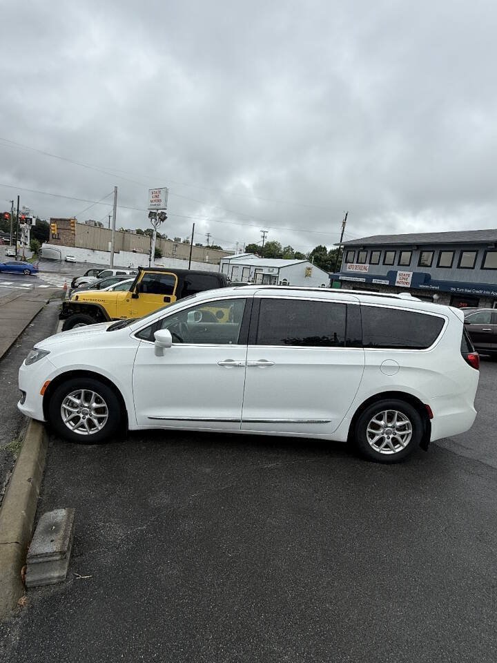 Used 2020 Chrysler Pacifica Touring-L FWD image 2