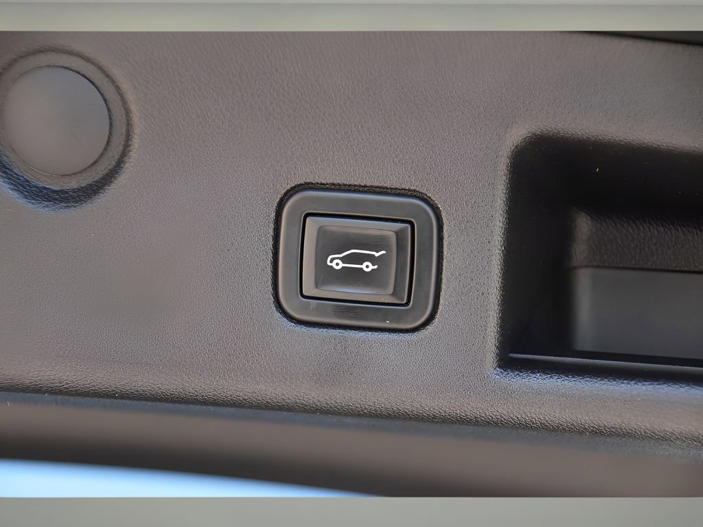 Used 2020 Chevrolet Equinox LT w/ Driver Convenience Package image 23