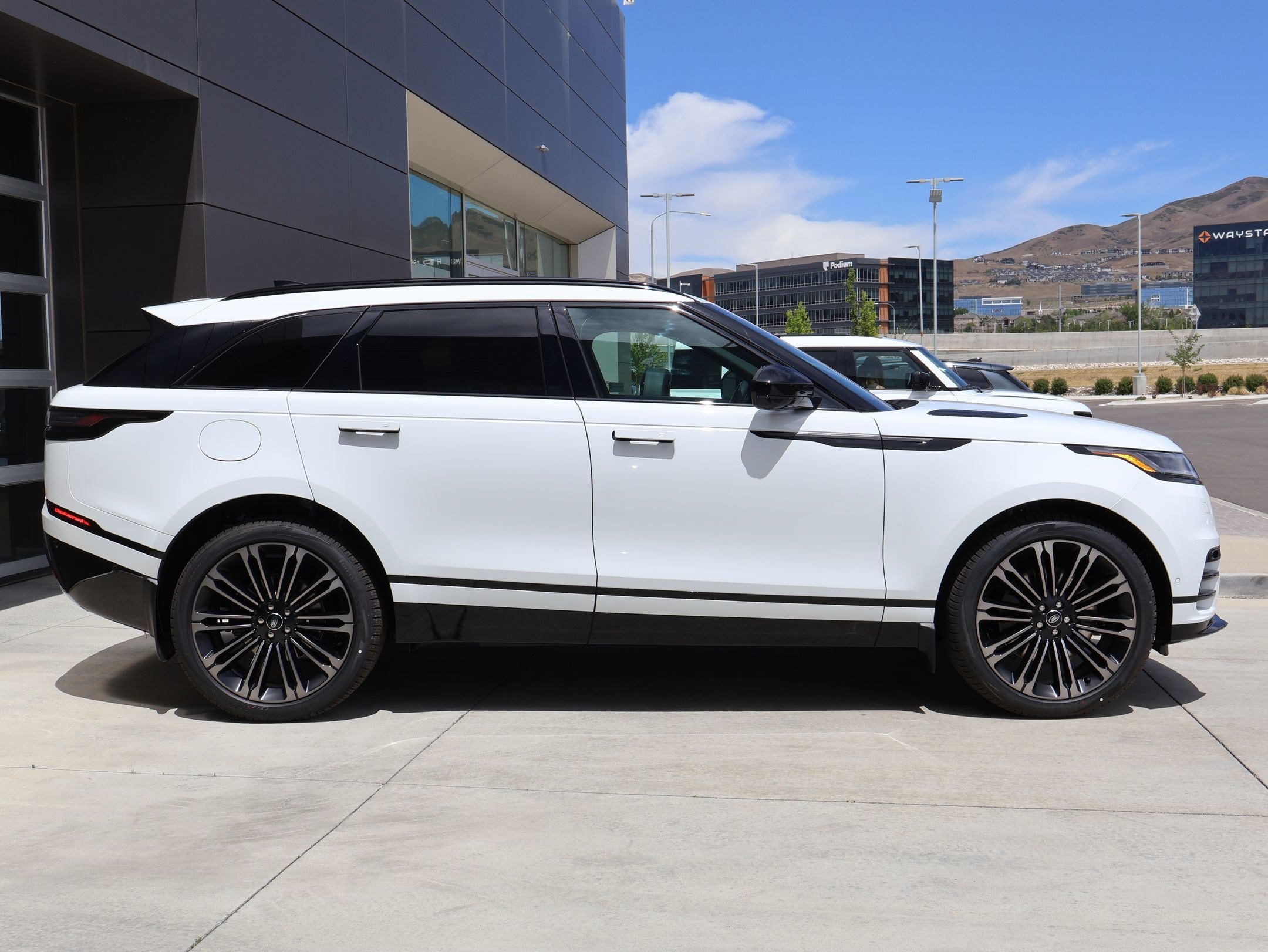 New 2026 Land Rover Range Rover Velar Dynamic SE AWD/4WD image 4