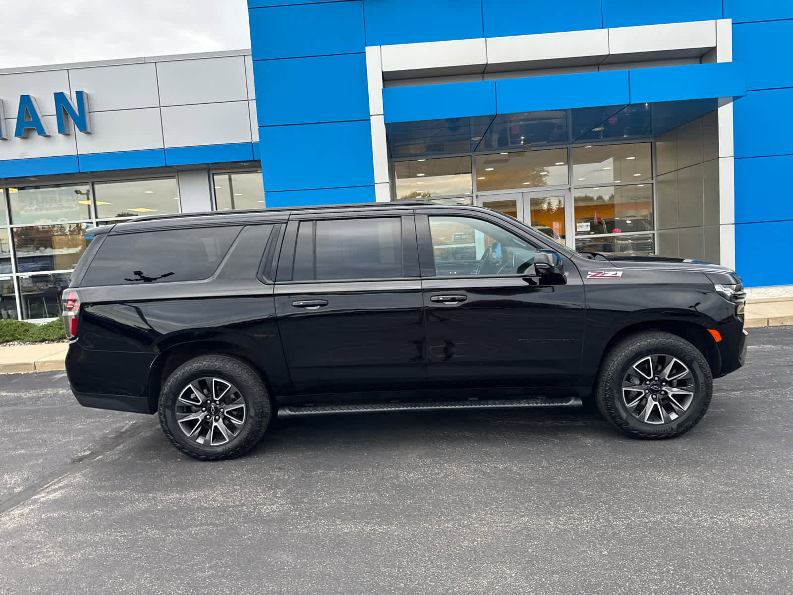 Certified 2023 Chevrolet Suburban Z71 w/ Luxury Package image 3