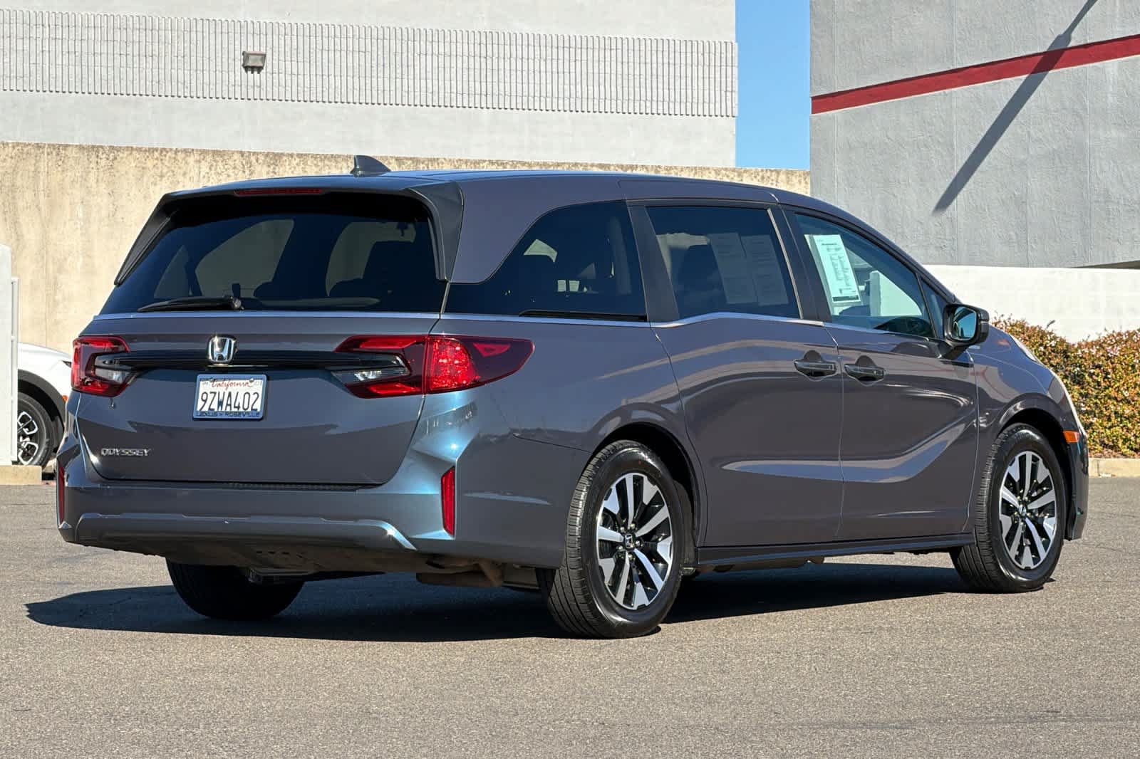 Used 2025 Honda Odyssey EX-L image 2