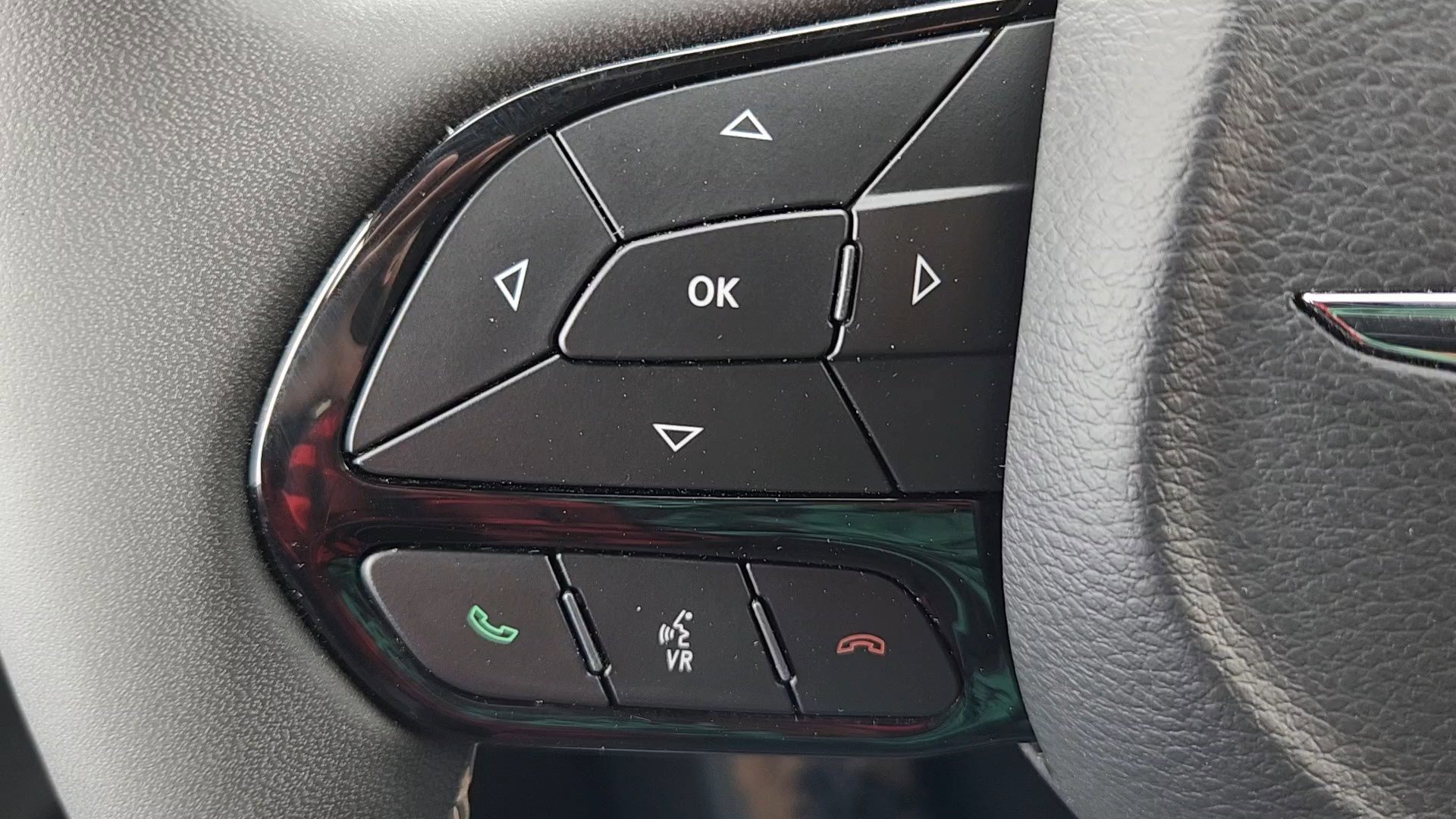 Used 2025 Chrysler Pacifica Limited image 13