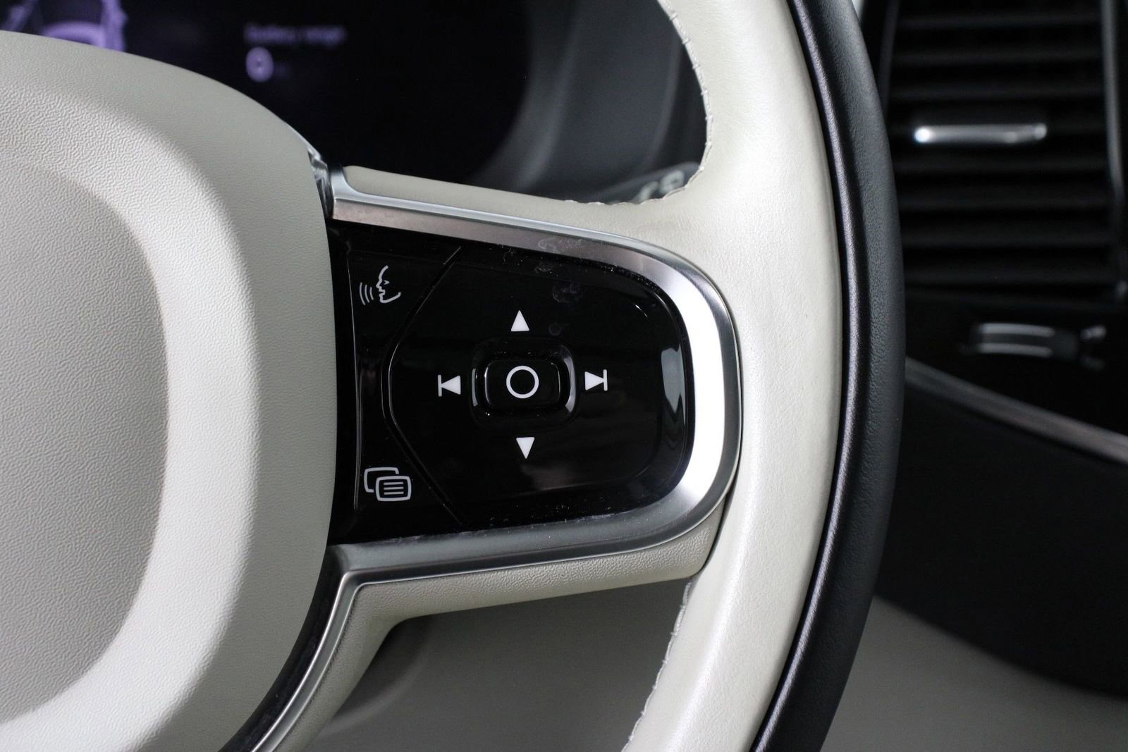 Certified 2024 Volvo XC90 T8 Plus w/ Protection Package Premier image 11