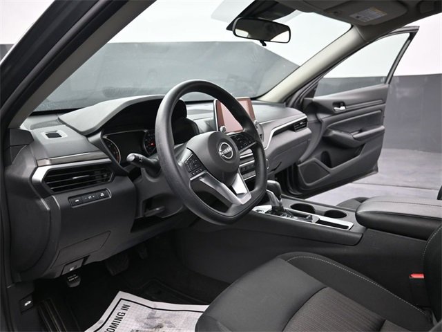 Used 2025 Nissan Altima 2.5 SV image 10