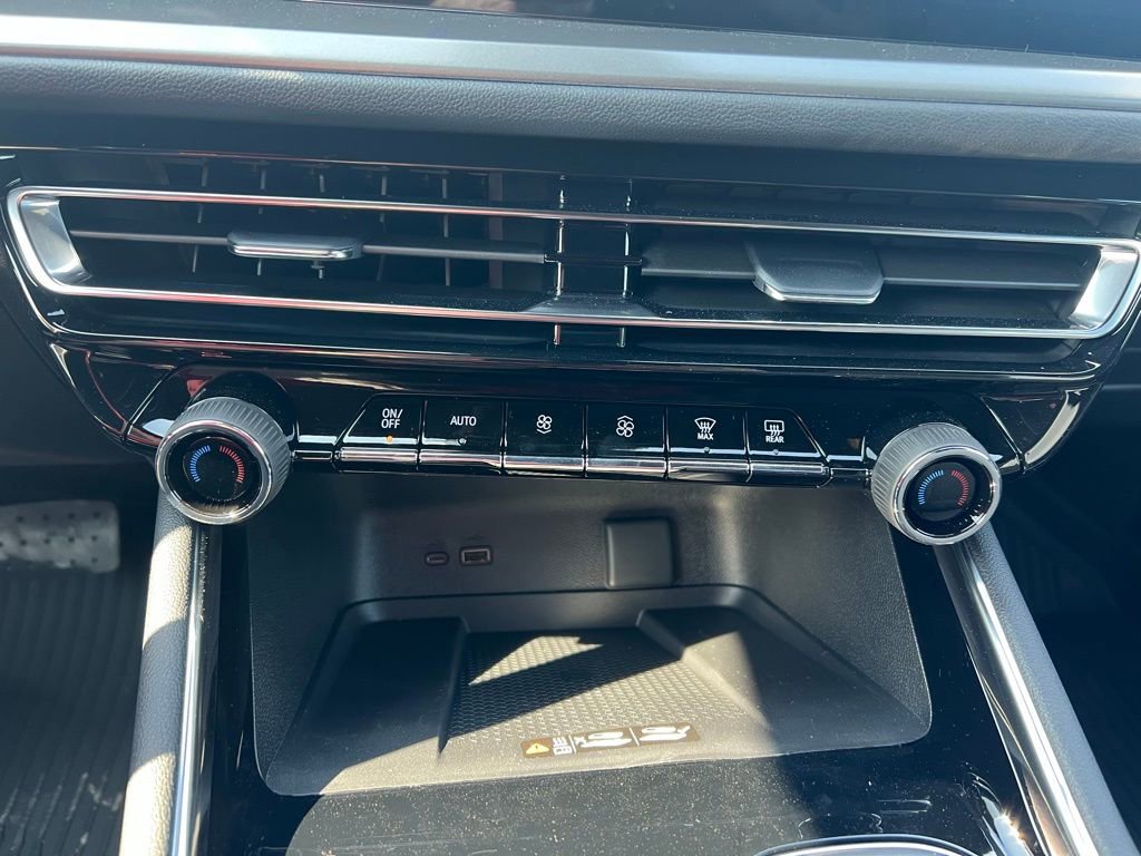 New 2026 Chevrolet Traverse LT image 13