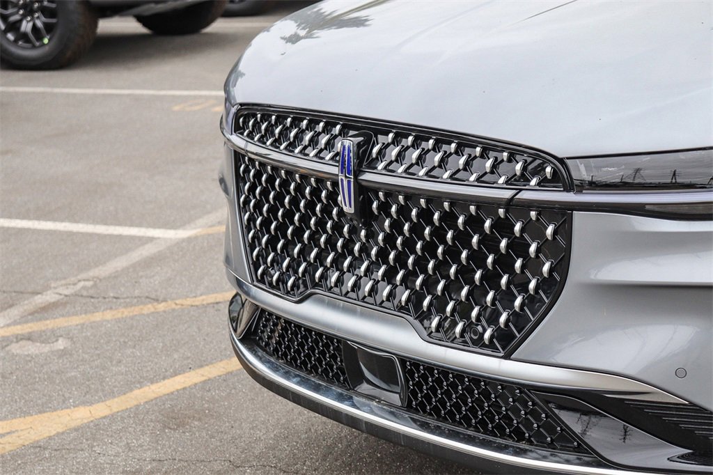 Used 2025 Lincoln Nautilus Premier image 5