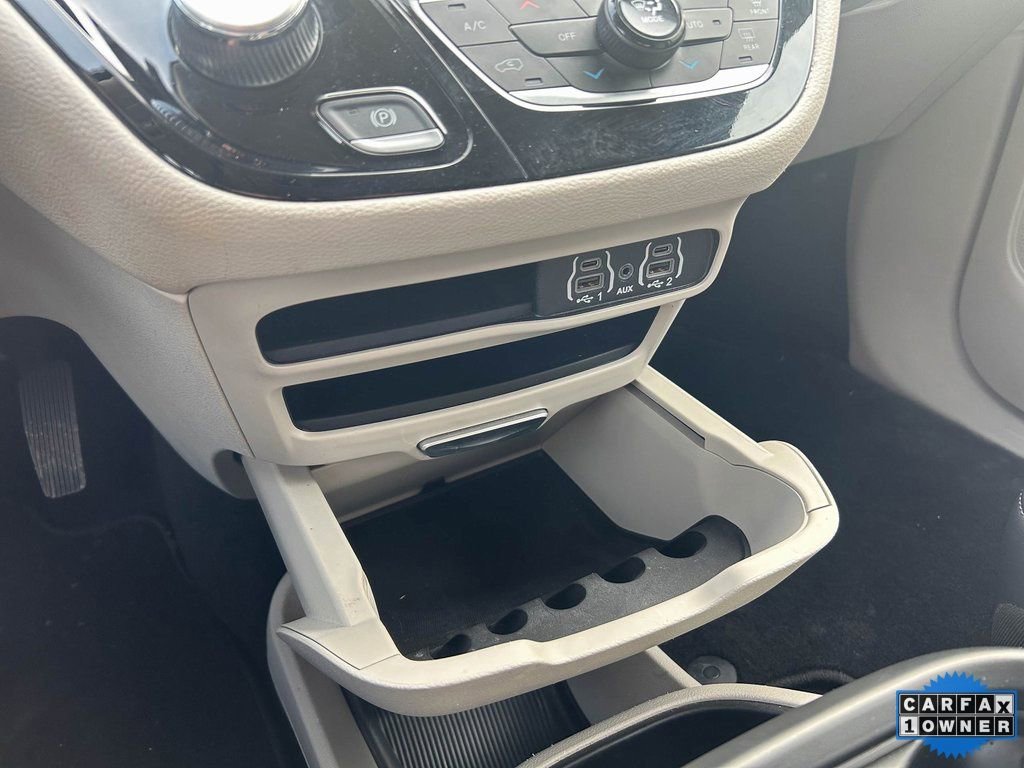 Used 2024 Chrysler Pacifica Select image 27