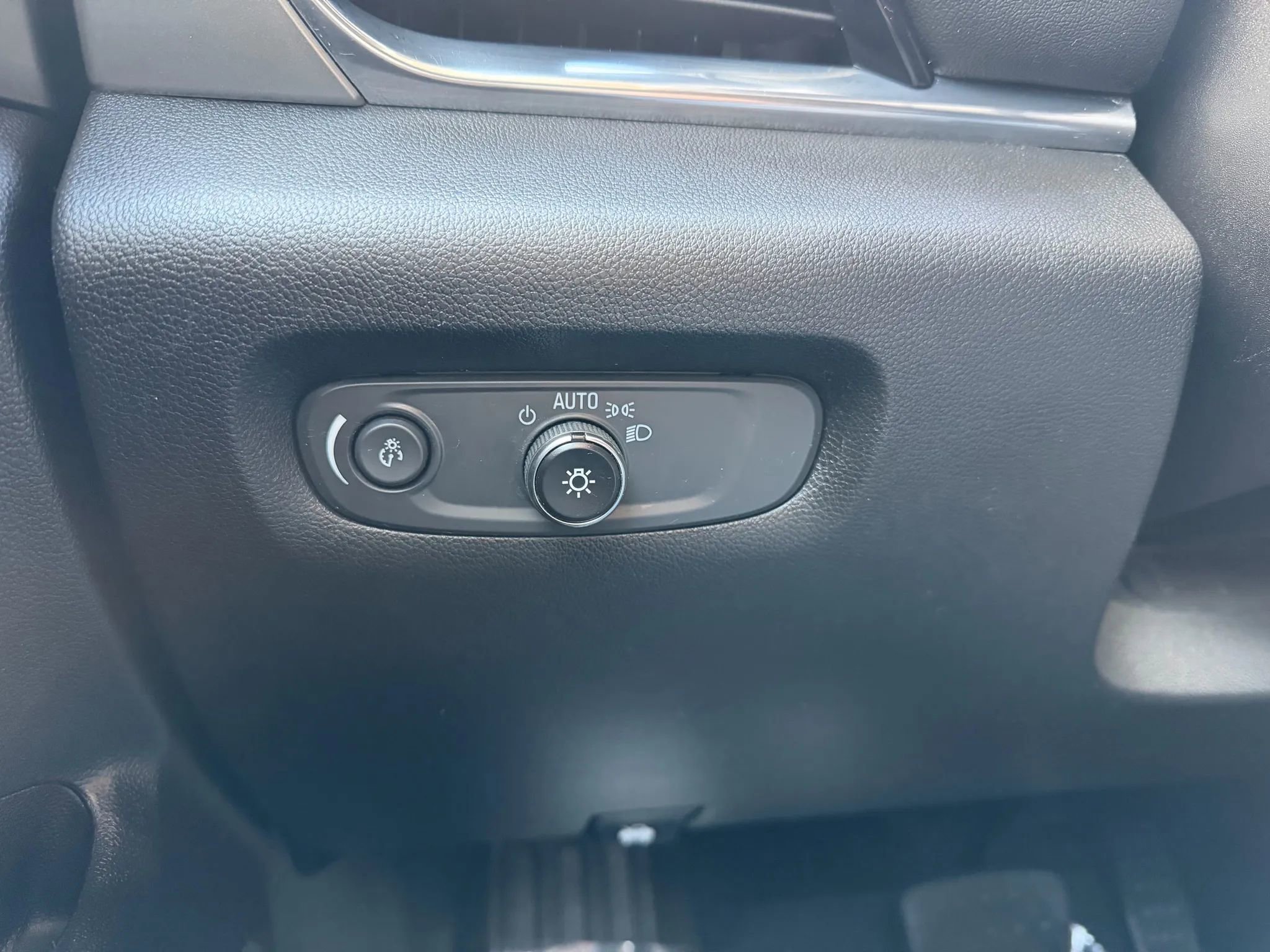 Used 2022 Chevrolet Traverse LT image 19