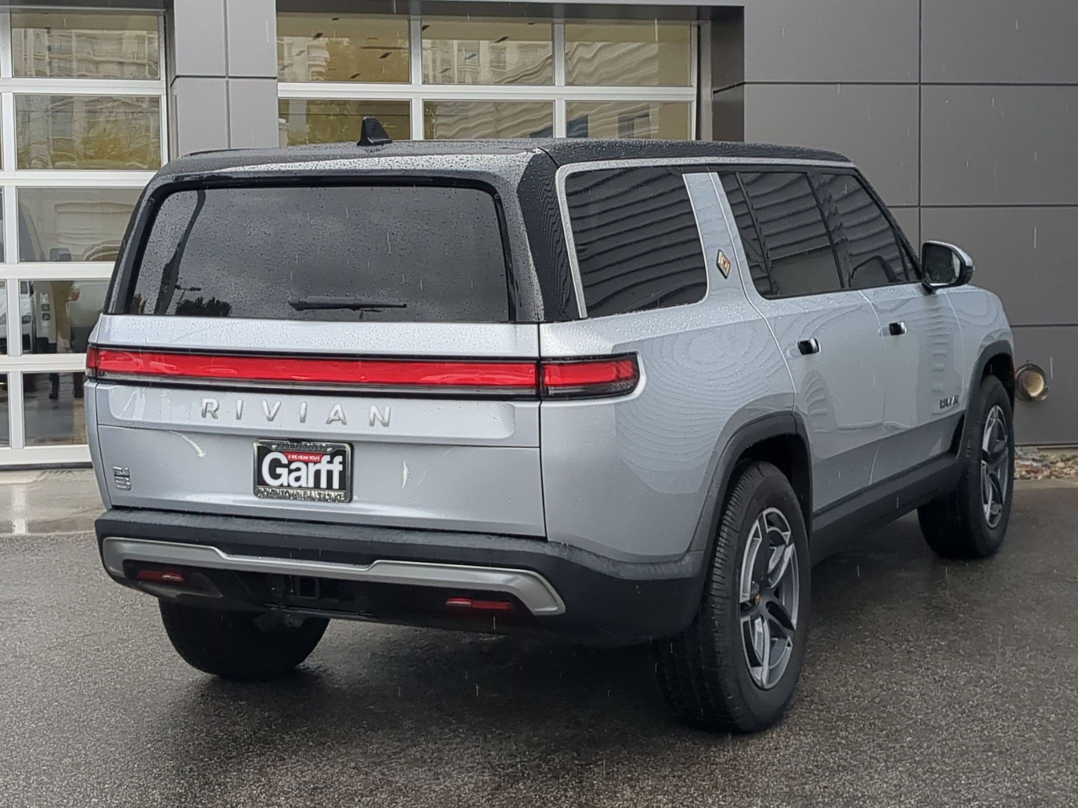 Used 2025 Rivian R1S Adventure Dual AWD/4WD image 5