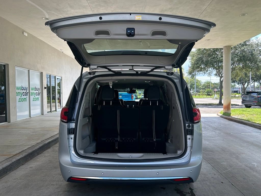 Used 2024 Chrysler Pacifica Touring-L FWD image 29