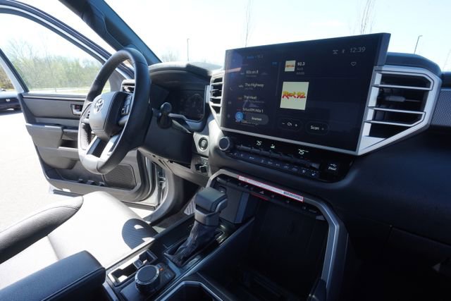 Used 2025 Toyota Tundra Limited AWD/4WD image 30