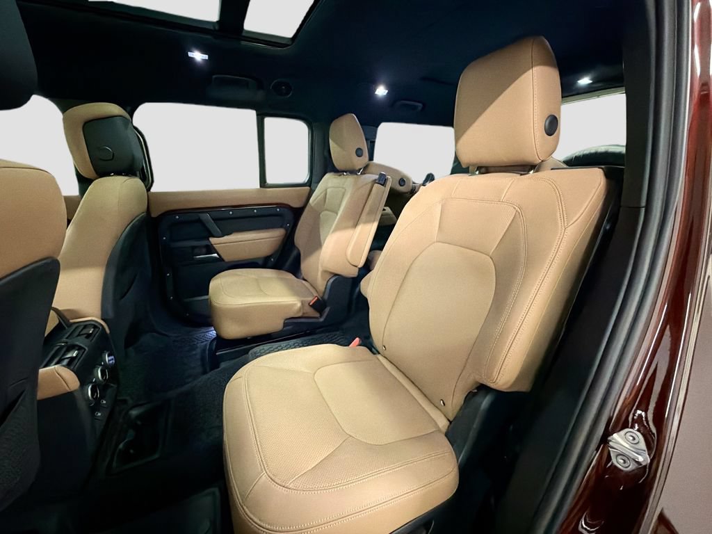 Used 2025 Land Rover Defender 130 X-Dynamic SE AWD/4WD image 25