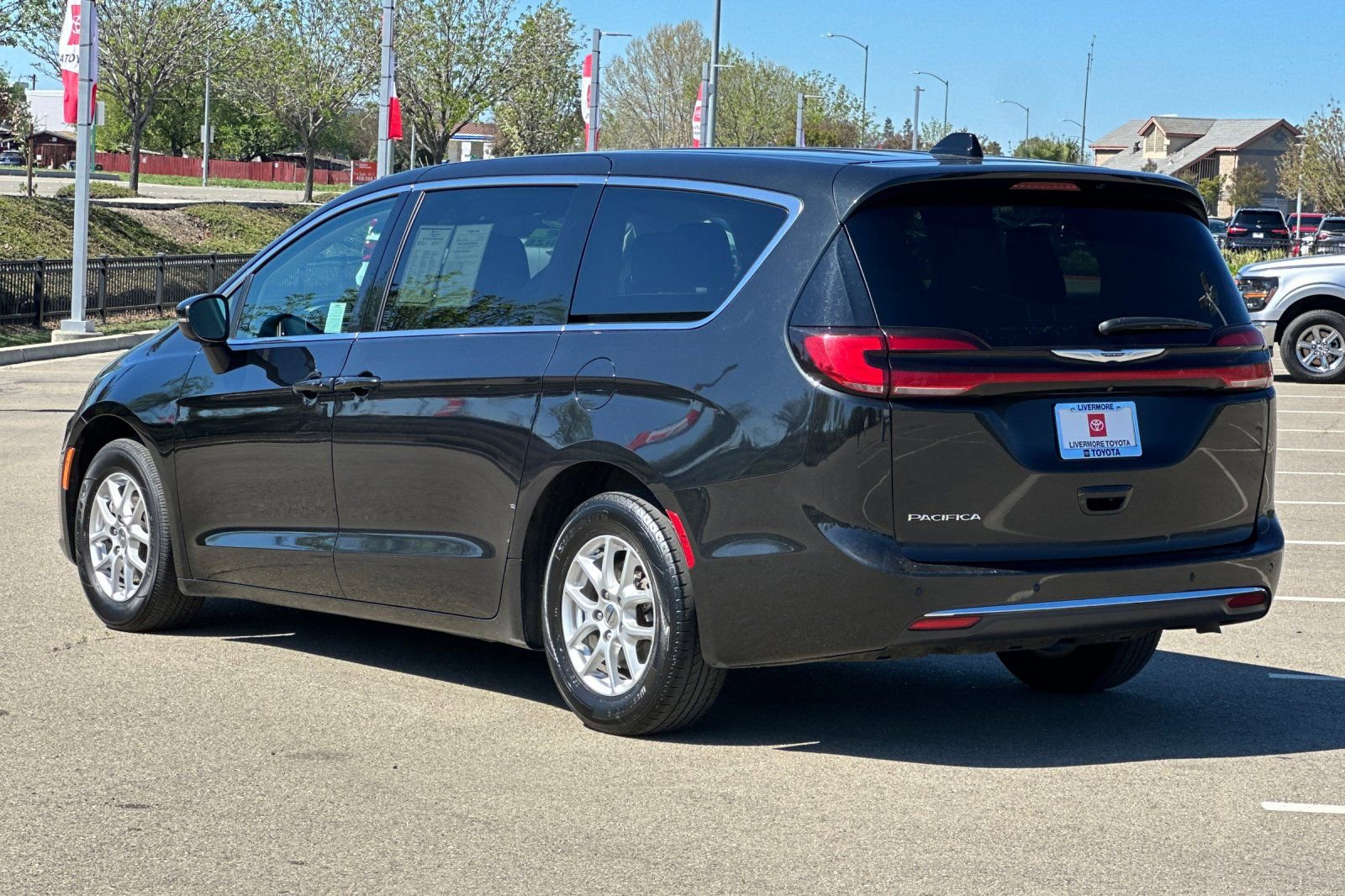 Used 2023 Chrysler Pacifica Touring-L image 6