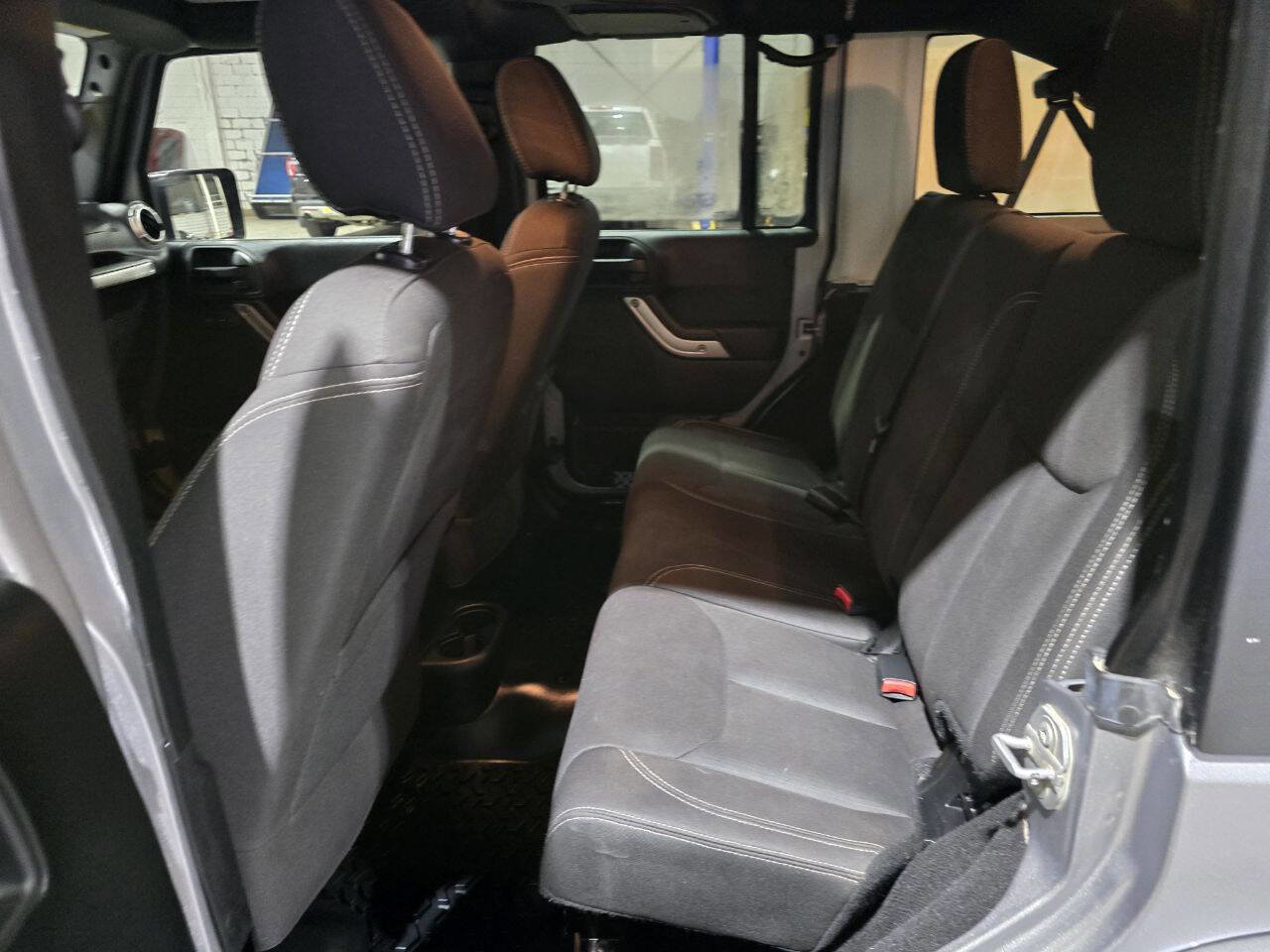 Used 2017 Jeep Wrangler Unlimited Sahara w/ Connectivity Group image 28