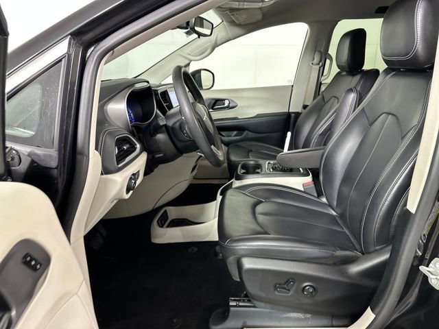 Used 2023 Chrysler Pacifica Touring-L image 11